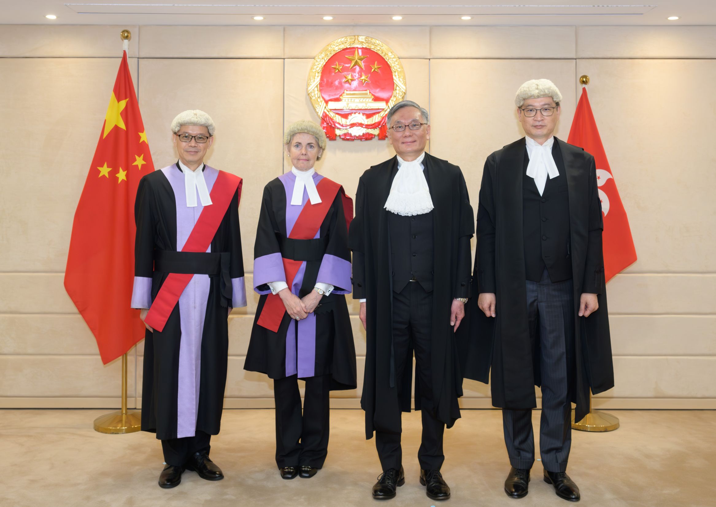 高丽莎女士（左二）获委任为区域法院法官